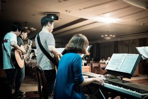  금요찬양집회 'the call'